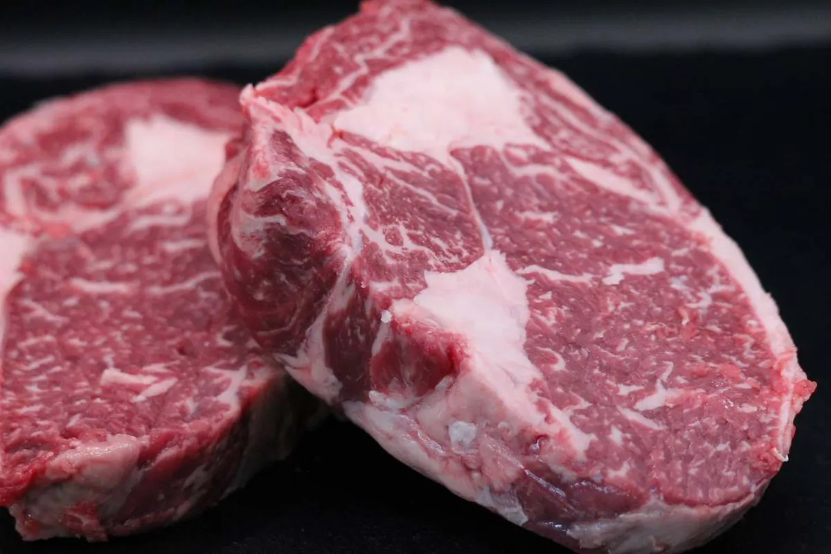 Zwei marmorierte Rindersteaks