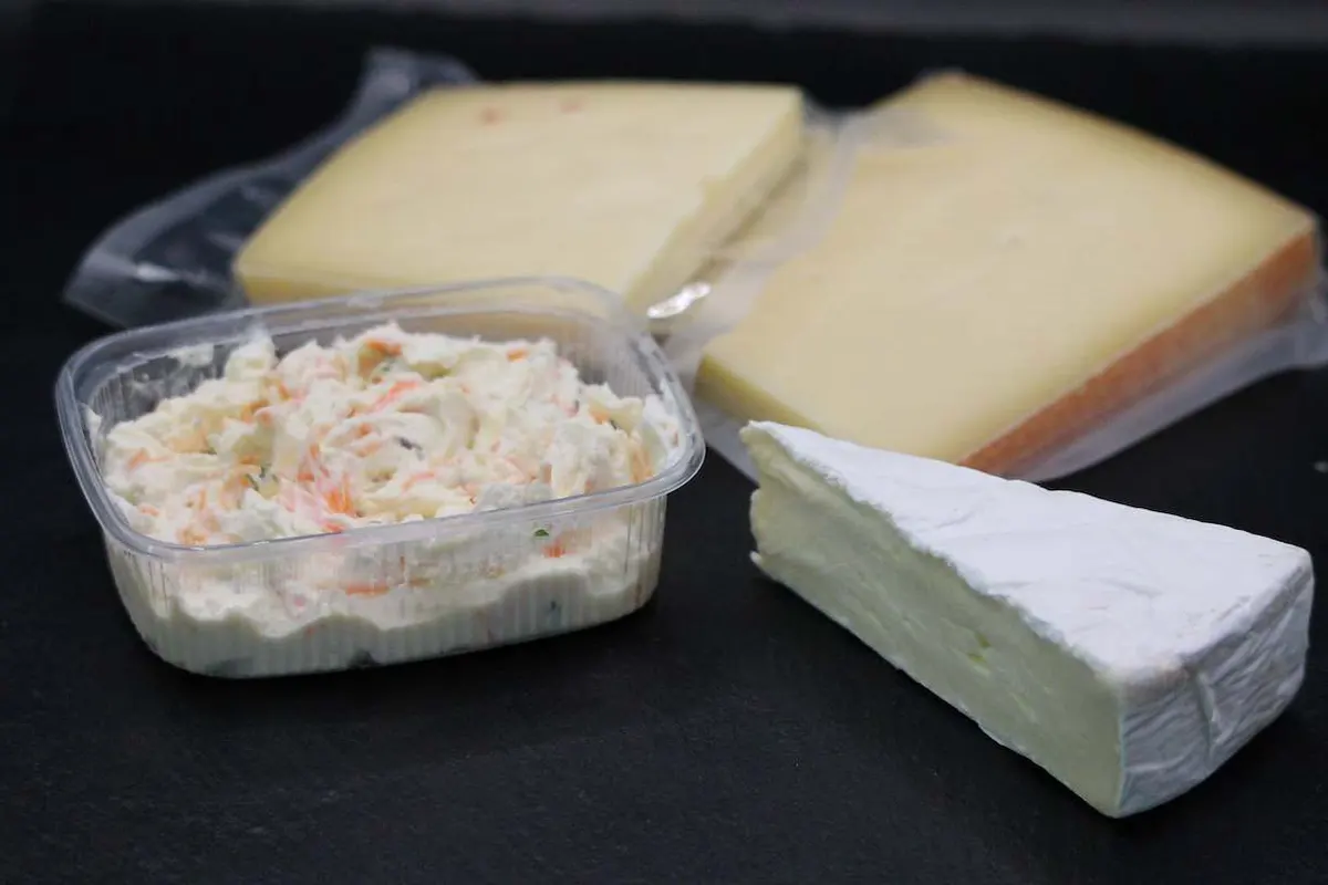 Hausgemachter Frischkäse, Bergkäse und Weichkäse